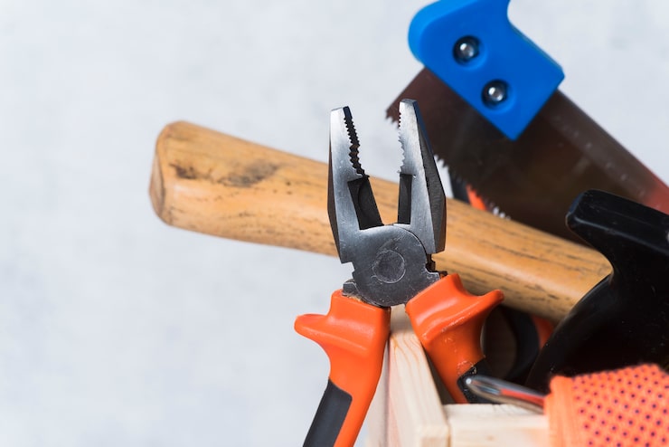 Foto gratuito caja de herramientas de madera de primer plano con diferentes herramientas