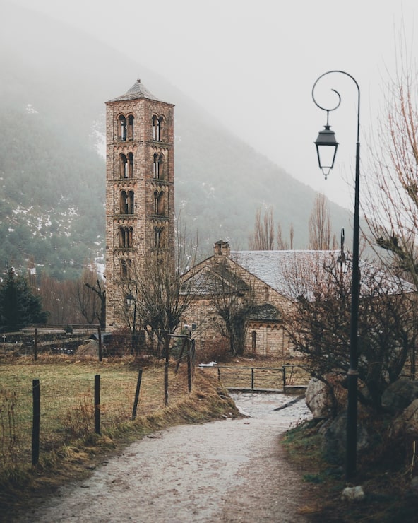 Foto gratuito campanario de iglesia románica único