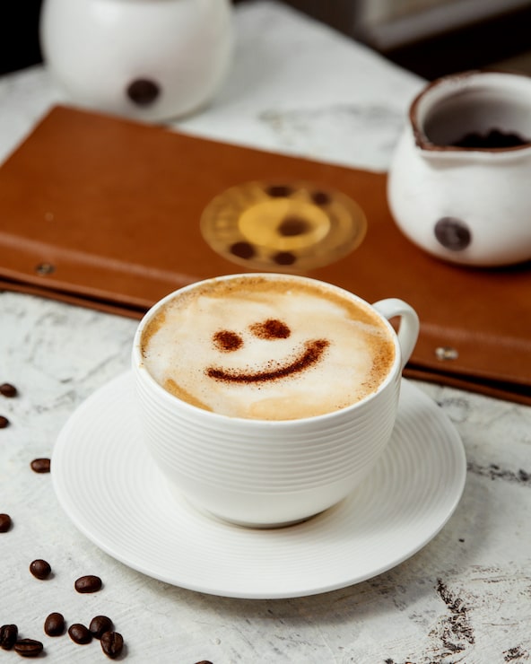 Foto gratuito capuchino con dibujo de canela en la parte superior