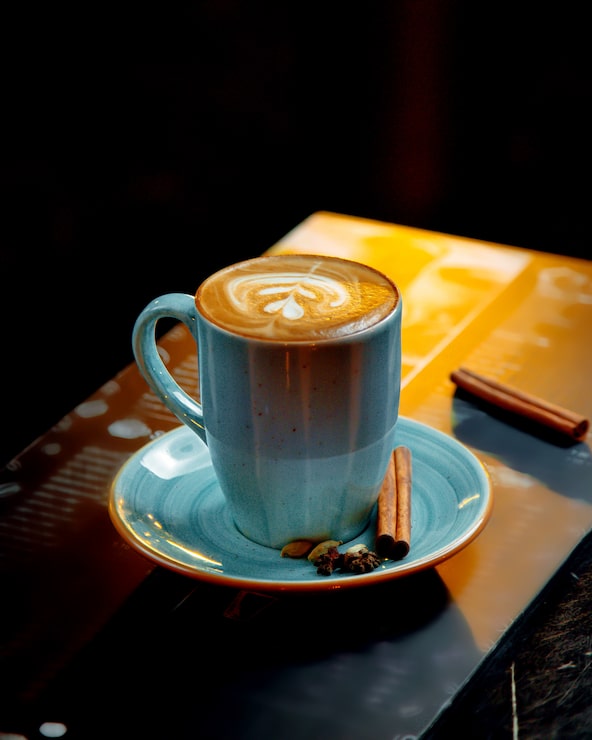 Foto gratuito capuchino servido en taza azul