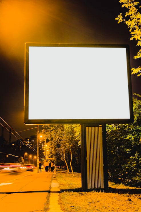 Foto gratuito cartelera en blanco en la carretera de la ciudad por la noche