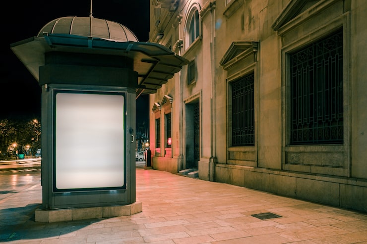 Foto gratuito cartelera en blanco iluminada en blanco en el sendero en la noche