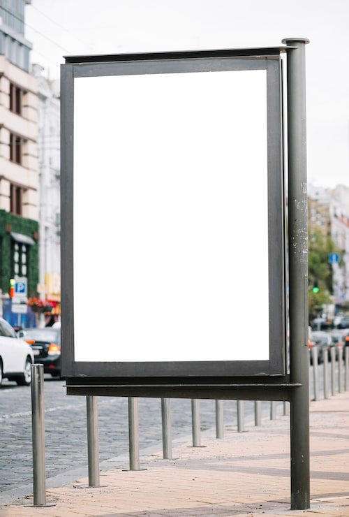 Foto gratuito cartelera en la calle de la ciudad
