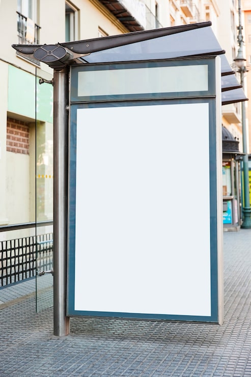 Foto gratuito cartelera en la parada de autobús