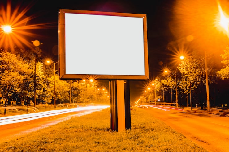 Foto gratuito cartelera de publicidad en blanco con senderos de luz en el distrito del centro en la noche