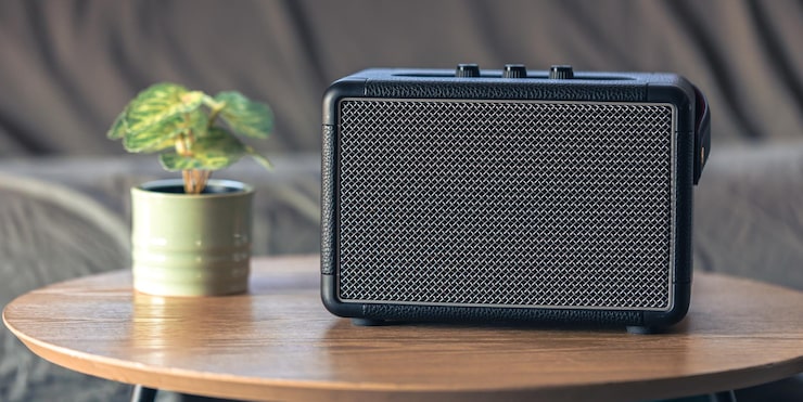 Foto gratuito cerca del altavoz de música en una mesa en el interior de una habitación