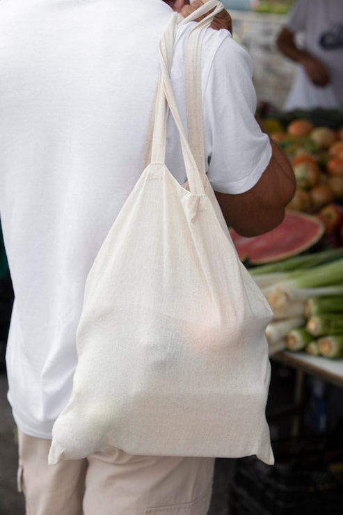 Foto gratuito cerca de joven tomando un descanso después de ir de compras