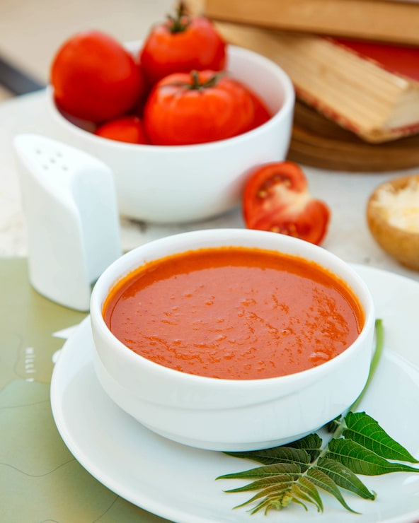 Foto gratuito cerca de un tazón de sopa de tomate
