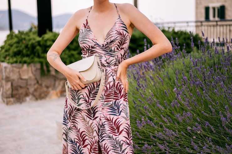 Foto gratuito cerrar imagen elegante de mujer con bolso de cuero de lujo