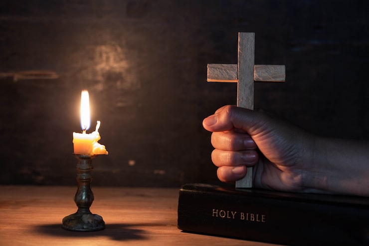 Foto gratuito cerrar las manos de las mujeres sosteniendo una cruz de madera