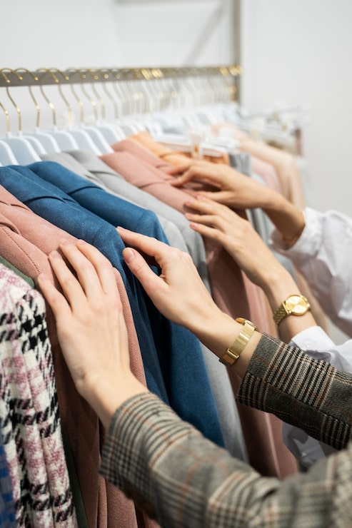 Foto gratuito cerrar las manos tocando la ropa