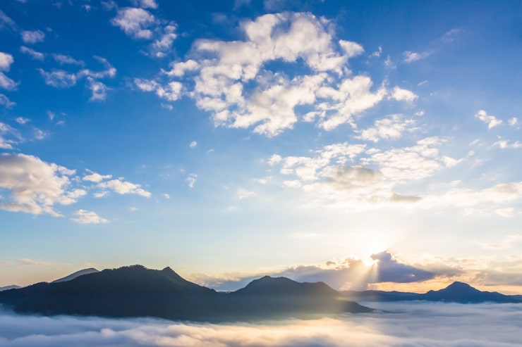Foto gratuito cielo azul con nubes y montañas