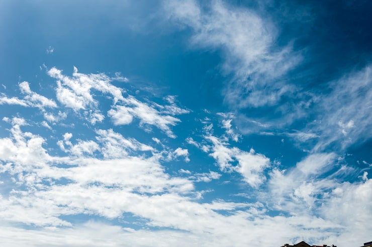 Foto gratuito cielo azul con nubes