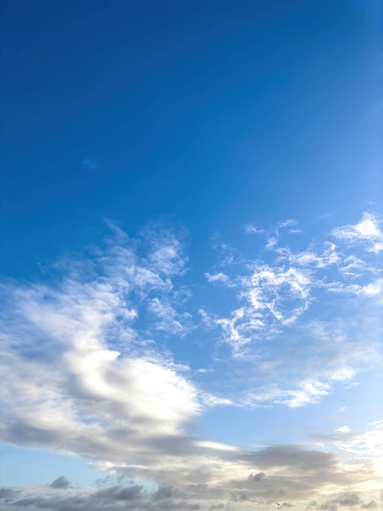 Foto gratuito cielos azules con nubes blancas copia espacio