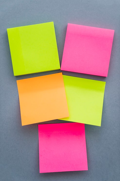 Foto gratuito cinco post its