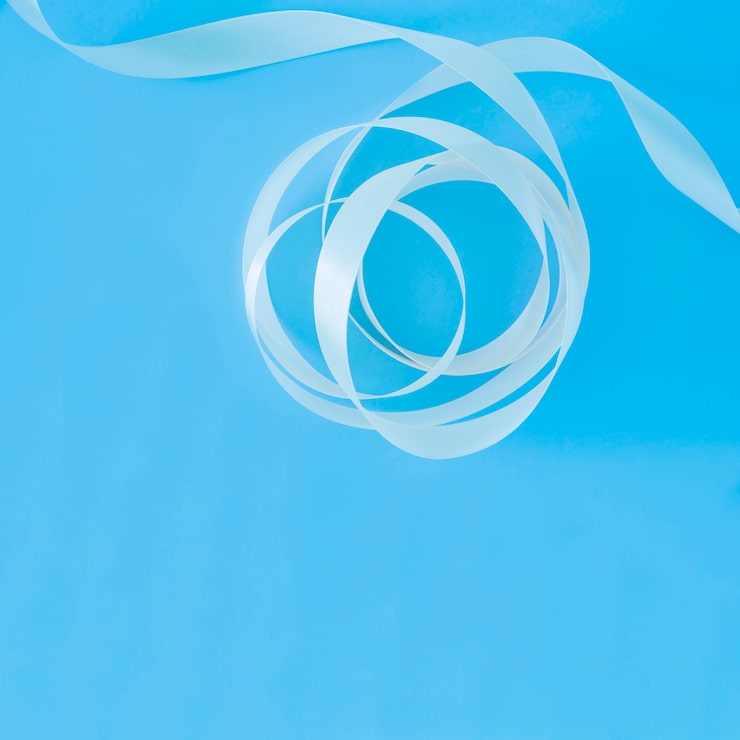 Foto gratuito cinta transparente blanca sobre fondo azul