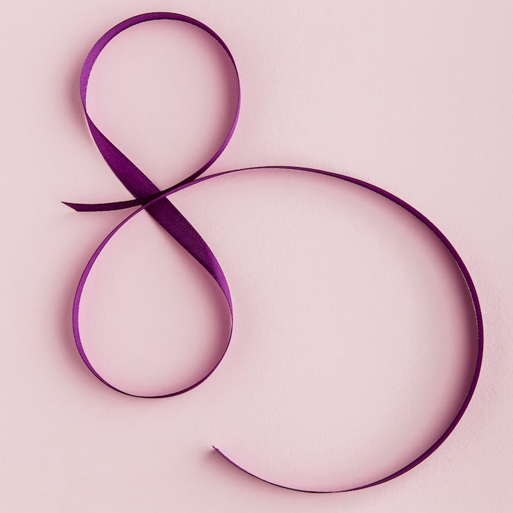 Foto gratuito cinta violeta para la vista superior del 8 de marzo