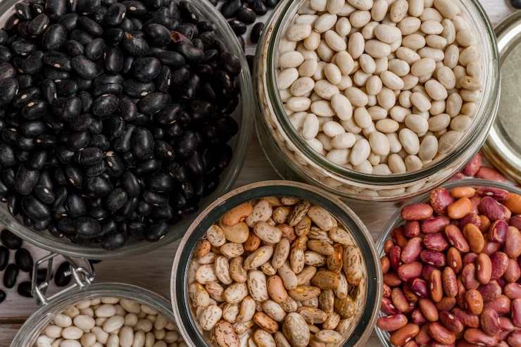 Foto gratuito clasificación plana de frijoles crudos laicos