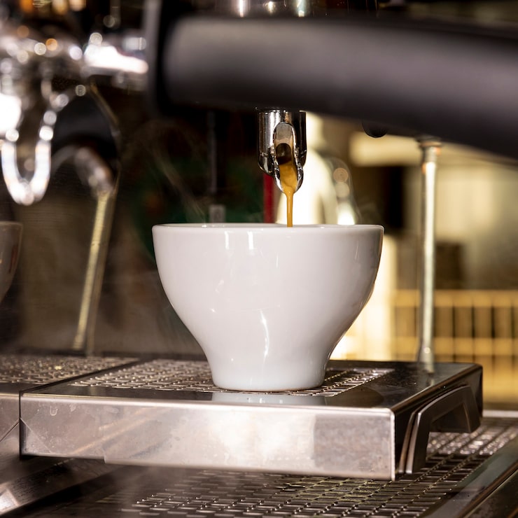 Foto gratuito close-up café recién vertido en la taza