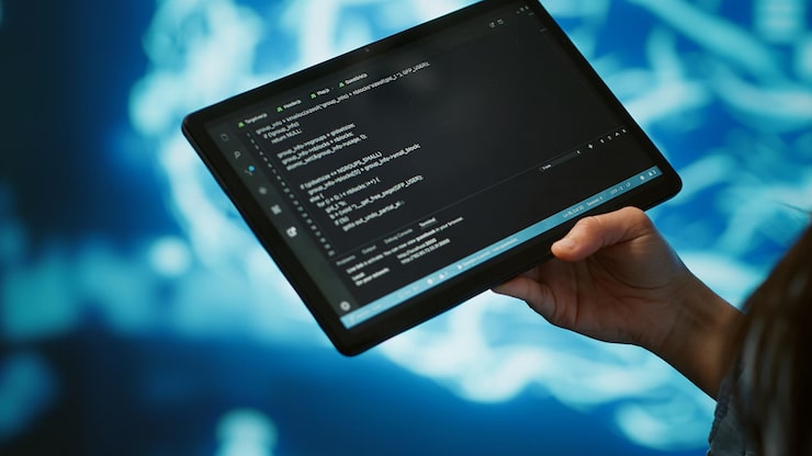 Photo Gratis close up profesional ti menggunakan tablet membangun algoritma ai