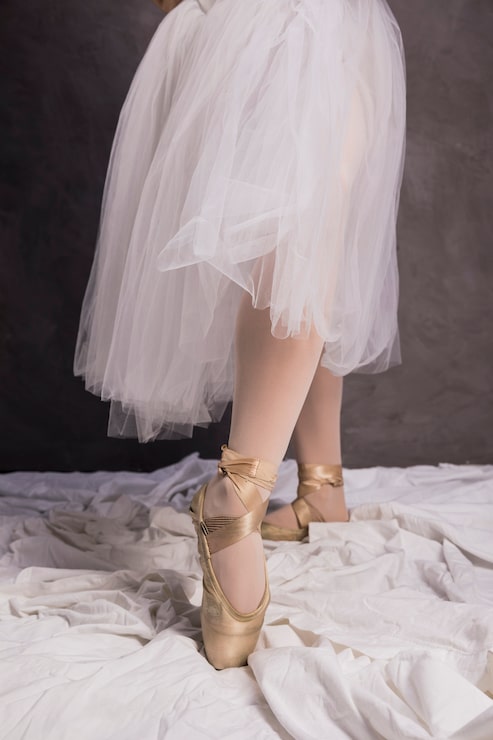 Photo Gratis close up sepatu pointe dan rok balerina