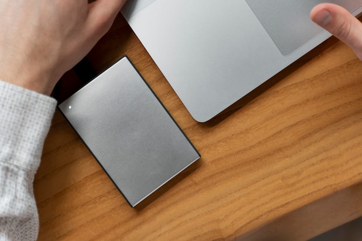 Photo Gratis close up tangan mengetik di laptop
