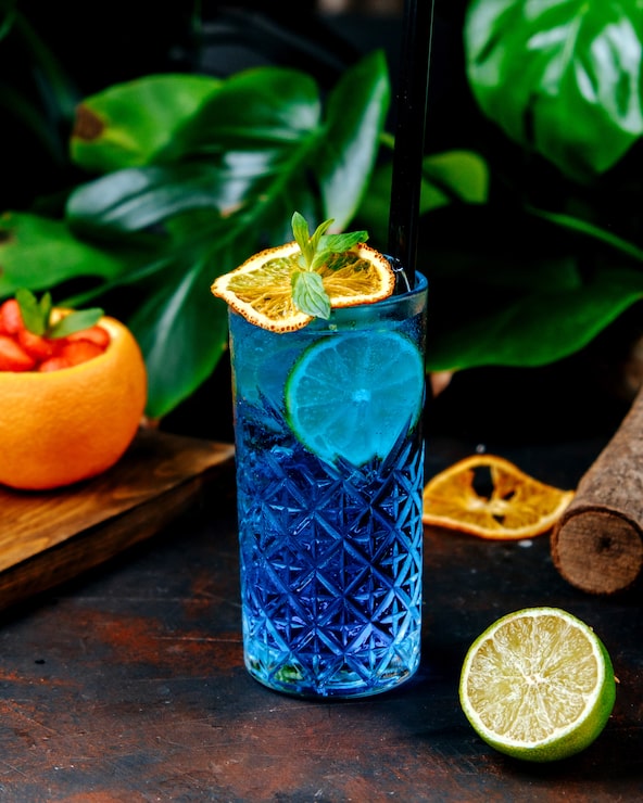 Foto gratuito cóctel azul con rebanada de limón