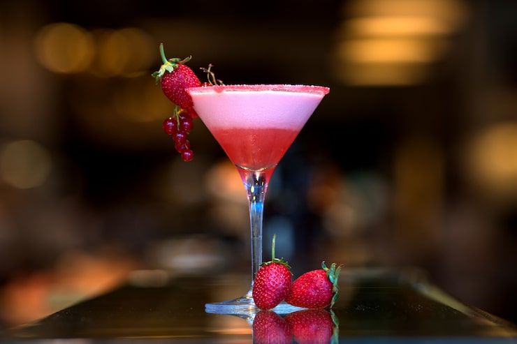Foto gratuito cóctel de frutas con fresa fresca