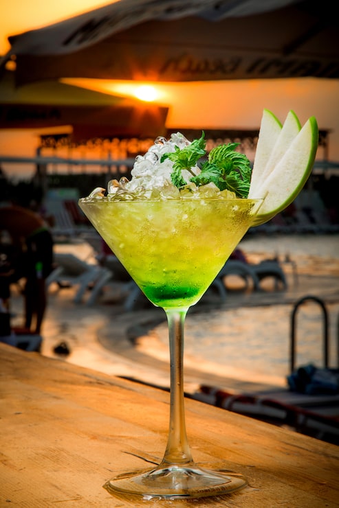 Foto gratuito cóctel de frutas con mucho hielo triturado