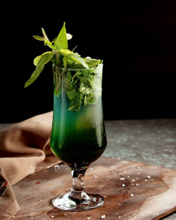 Foto gratuito cóctel de menta sobre la mesa