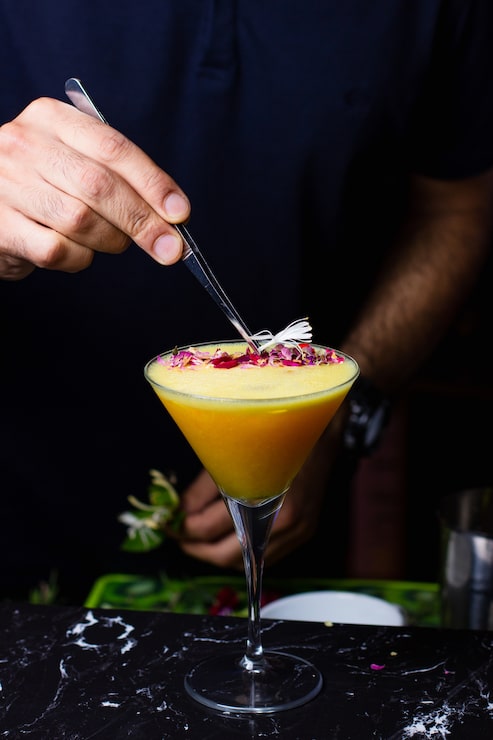 Foto gratuito cóctel de naranja sobre la mesa