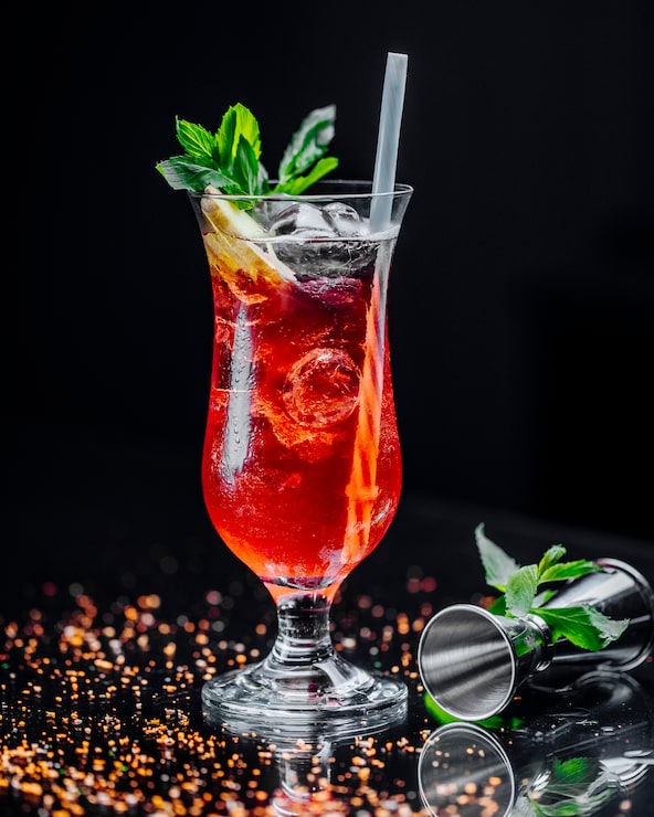Foto gratuito cóctel con rodajas de limón, cubitos de hielo y menta
