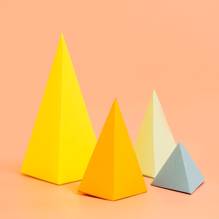 Foto gratuito colección de papel triangular en escritorio