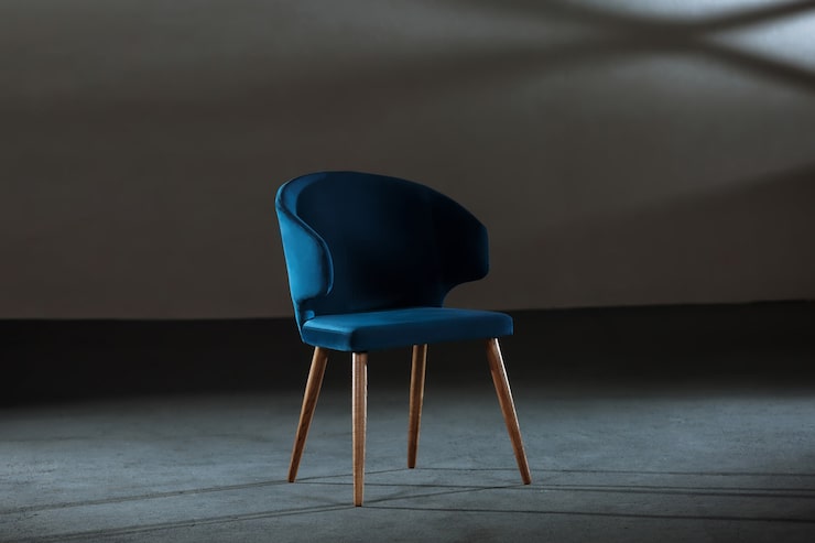 Foto gratuito cómoda silla de ala azul en un estudio con paredes grises