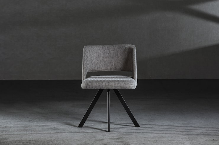 Foto gratuito cómodo sillón orejero en el taller de carpintería