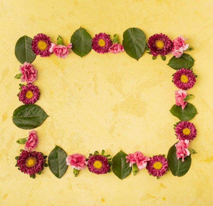 Foto gratuito composición festiva del marco de flores naturales