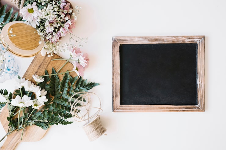 Foto gratuito composición de flores con pizarra
