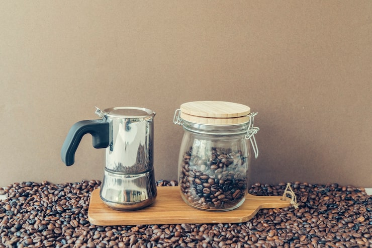 Foto gratuito concepto de café con cafetera y jarra en tabla