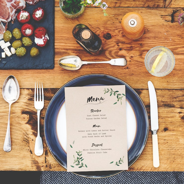 Foto gratuito concepto de comida de ajuste de mesa de comedor