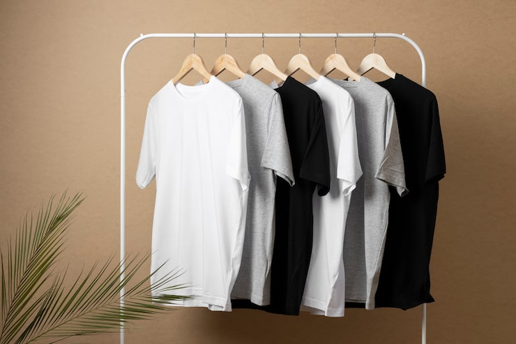 Foto gratuito concepto de maqueta de camisa con ropa sencilla