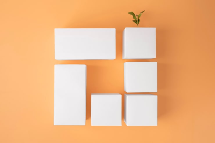 Foto gratuito concepto de sostenibilidad con plantas que crecen a partir de formas geométricas en blanco.
