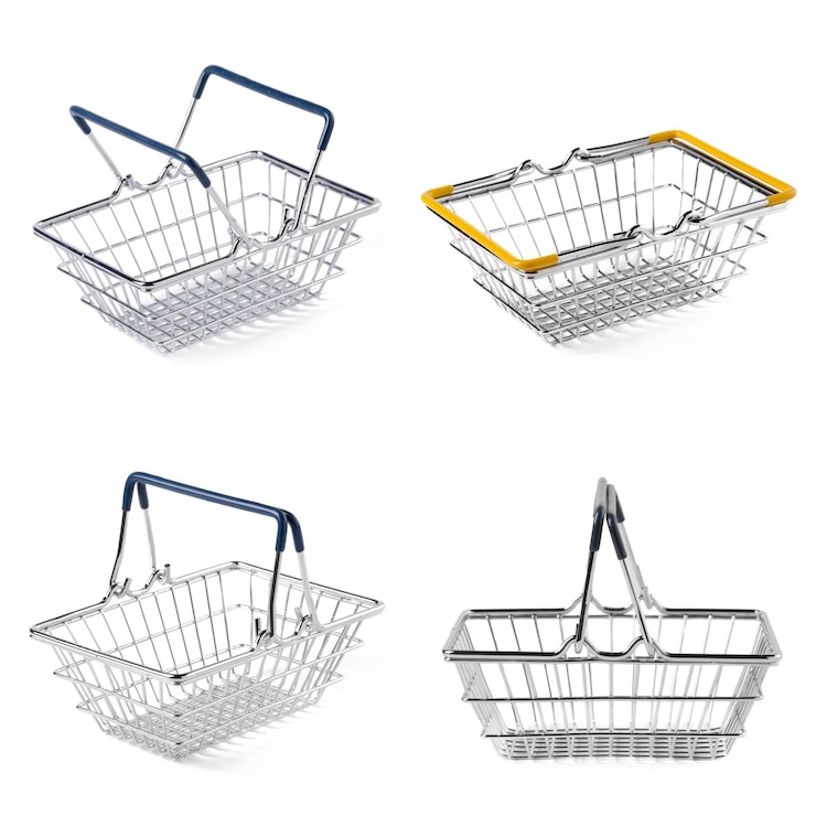 Foto gratuito conjunto de carros de compras vacíos aislados