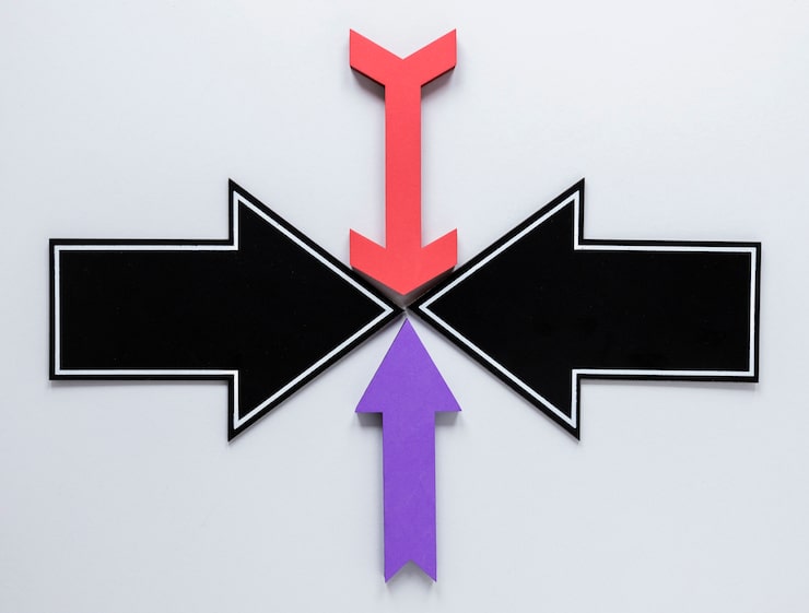 Foto gratuito conjunto plano de flechas sobre fondo blanco.