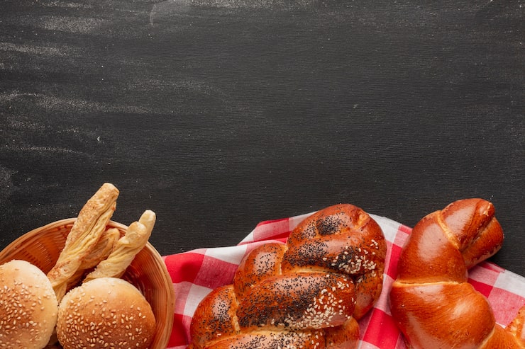 Foto gratuito croissant y pastelería sobre mantel