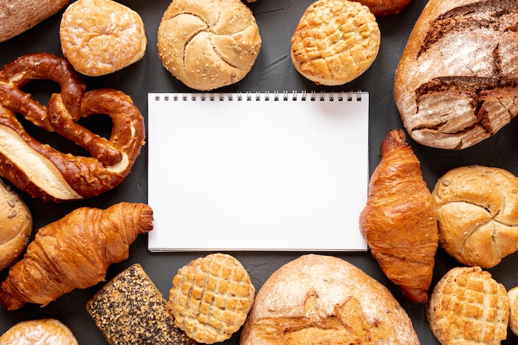 Foto gratuito croissants de pan y una libreta