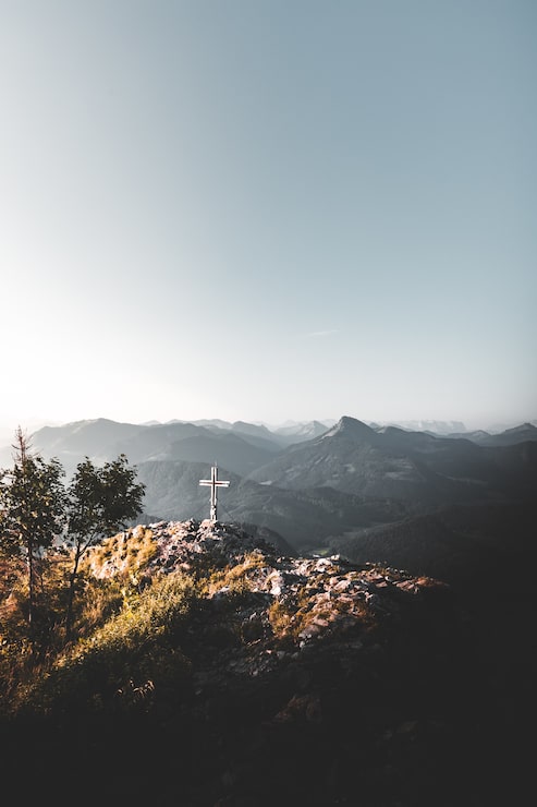 Foto gratuito cruz en la cima de una montaña