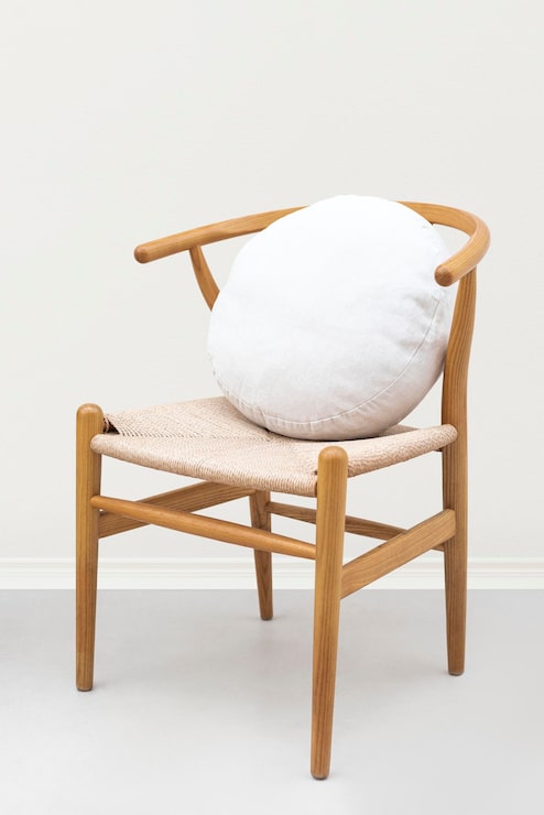 Foto gratuito cubierta de cojín de lino en blanco en una silla