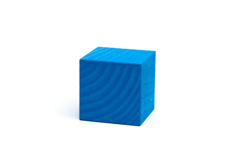 Foto gratuito cubo aislado sobre fondo blanco.