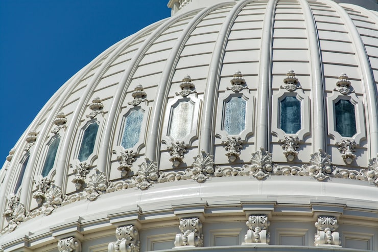 Foto gratuito cúpula del capitolio de los estados unidos bajo la luz del sol y un cielo azul en washington dc