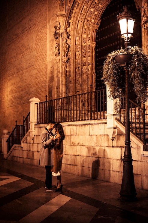 Foto gratuito dama elegante abrazando y tomados de la mano con chico joven en la calle
